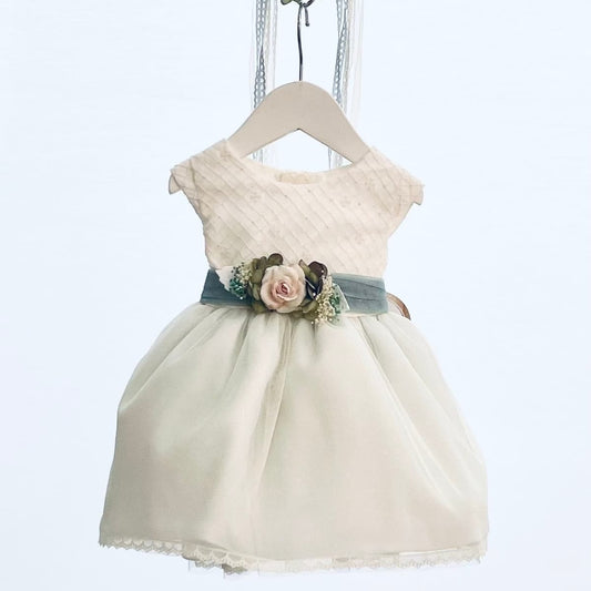 Vestido bebé crudo con fajín verde – Cristianar o ceremonia · Lilus 33168