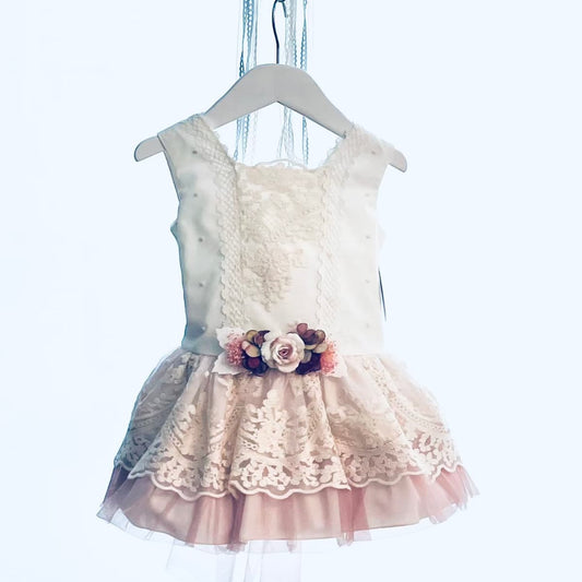 Vestido infantil  para ceremonia en tono crudo y maquillaje · Lilus 34172