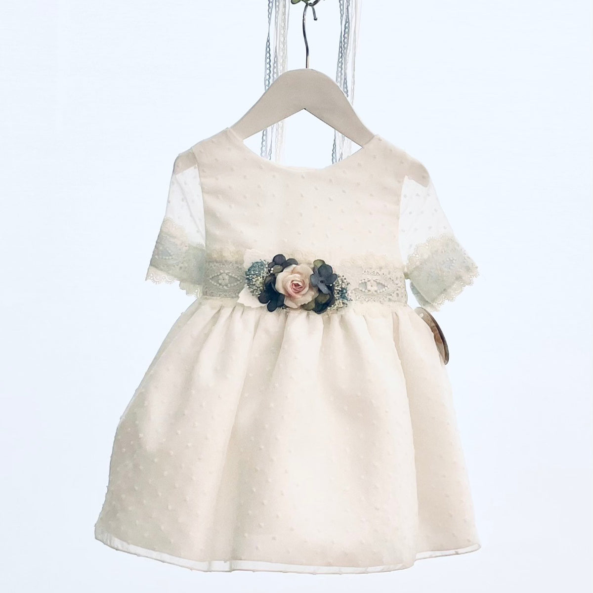 Vestido de ceremonia en plumeti con manga francesa y fajín fijo · Crudo/Azul 34176