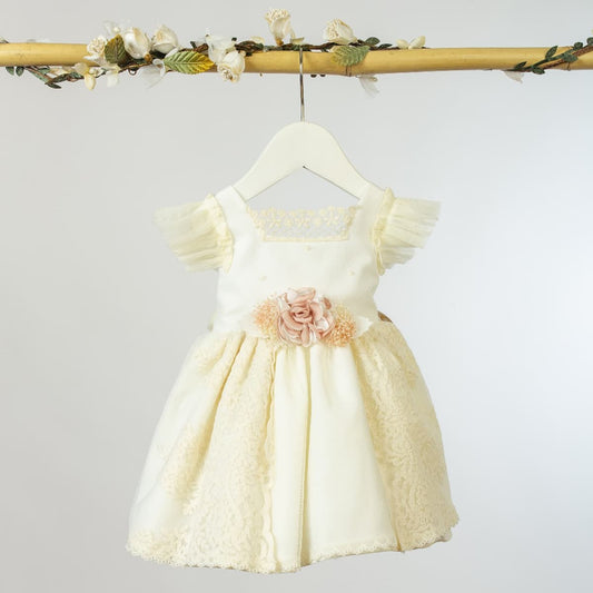 Vestido crudo con flor rosa desmontable – Cristianar o ceremonia · Lilus 35158