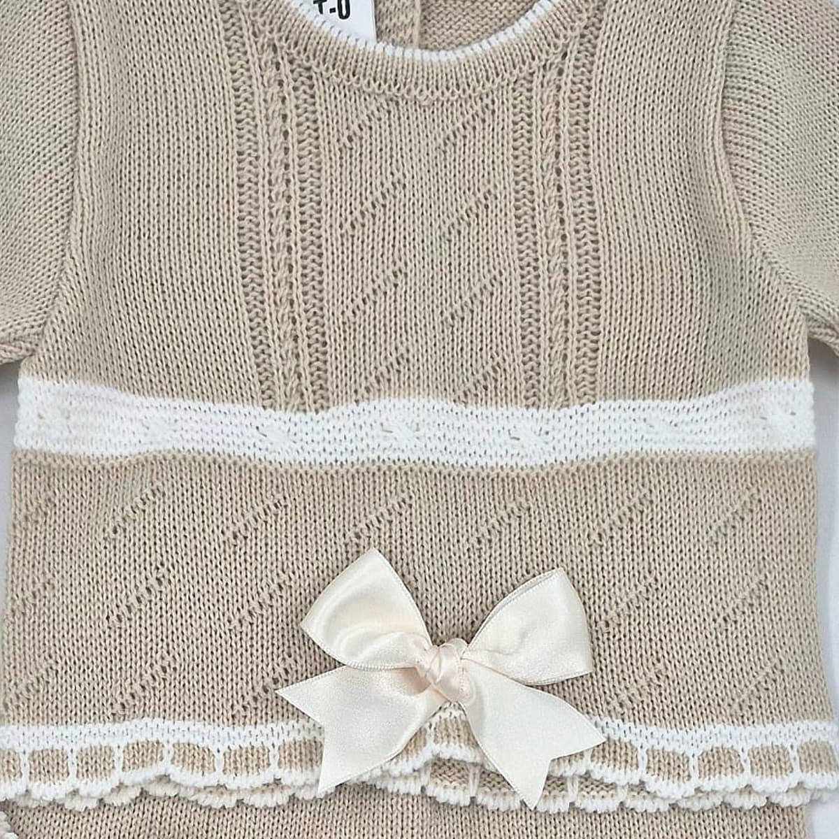 Conjunto de punto arena de tres piezas con polaina y capota La Casita de Pepito (Ref. 3516)