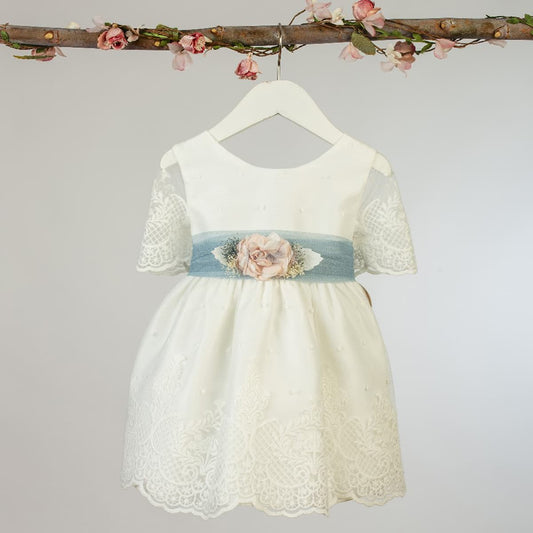 Vestido bebé crudo con fajín azul y flor desmontable – Cristianar o ceremonia · Lilus 35161