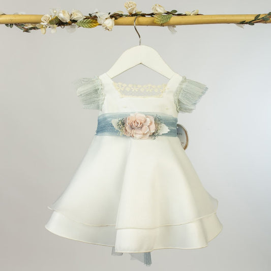 Vestido bebé crudo con fajín azul y flor desmontable – Cristianar o ceremonia · Lilus 35171