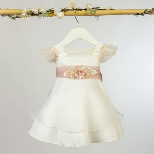 Vestido bebé crudo con fajín rosa y flor desmontable – Cristianar o ceremonia · Lilus 35171