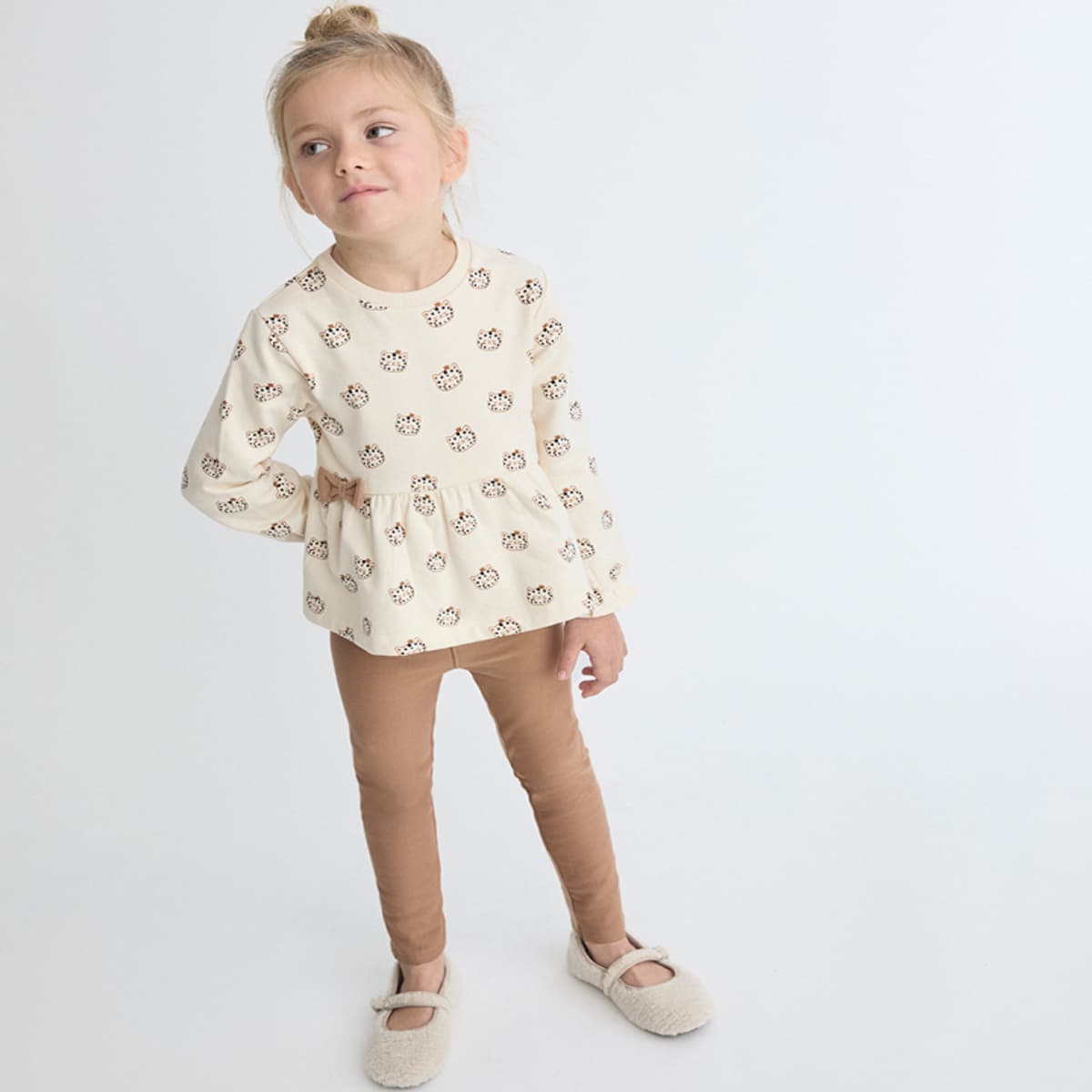 Conjunto infantil de dos piezas para niña de blusón estampado con lazo y leggings Street Monkey 363010