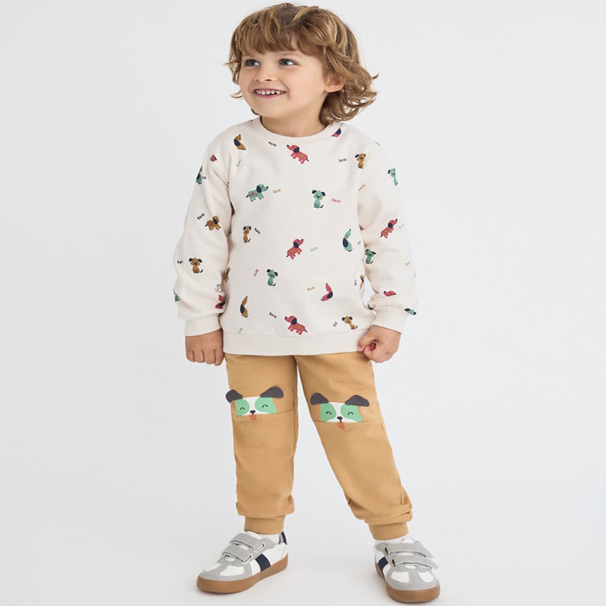 Conjunto infantil de dos piezas de sudadera estampada y pantalón con caritas Street Monkey 364062