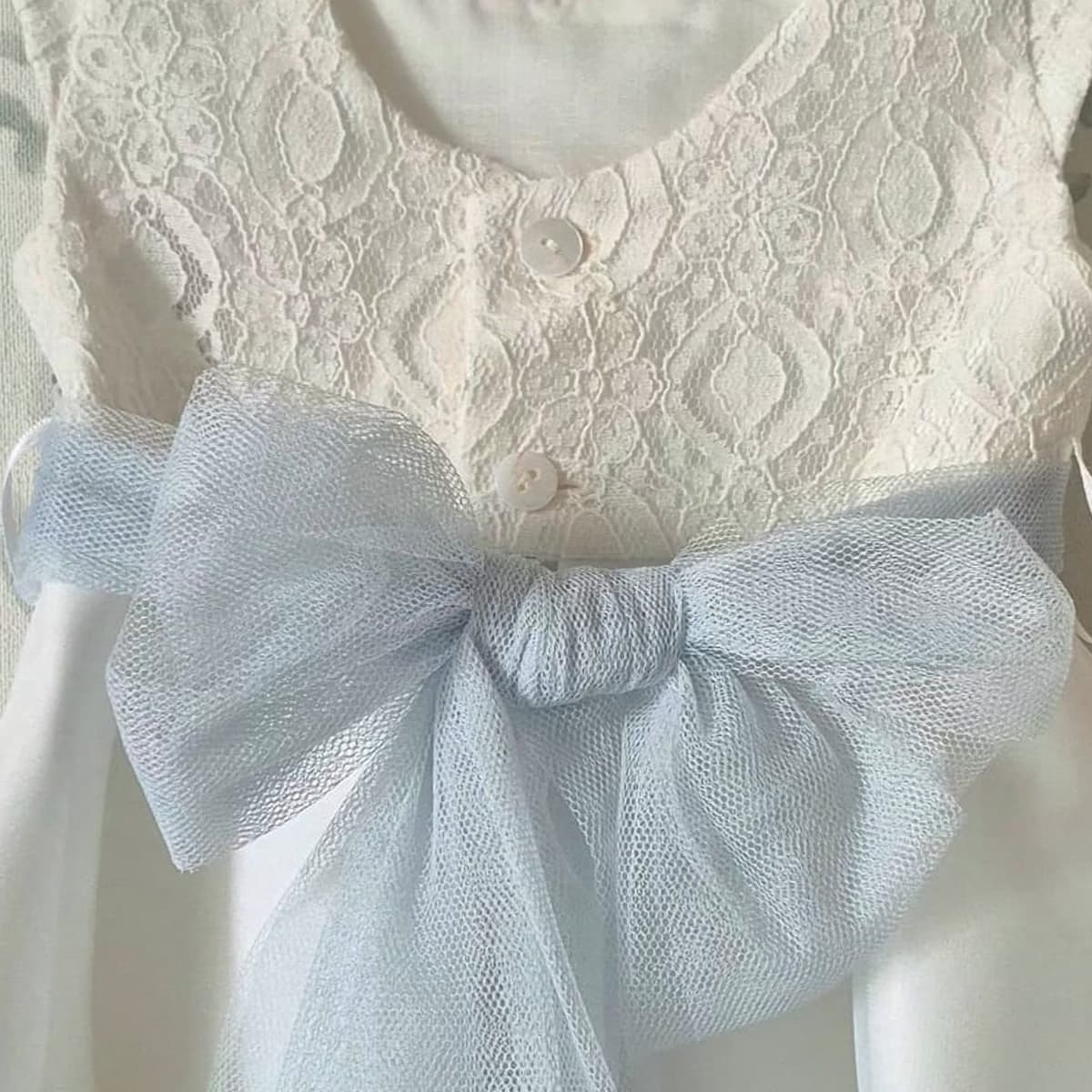 Robe de cérémonie écrue/bleue avec fleur amovible – Lilus 36162 