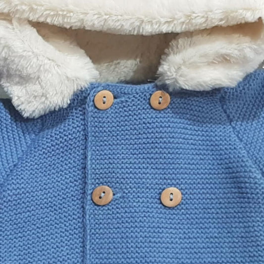 Abrigo de bebé en punto bobo azul celeste con capucha de pico forrada en pelo Referencia 550.12