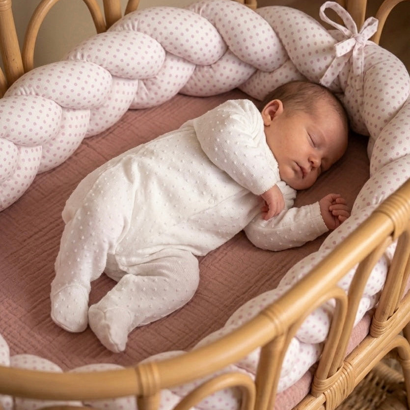 Trenza Protectora de Cuna y Cama Artesanal - Blanco Lunar Rosa