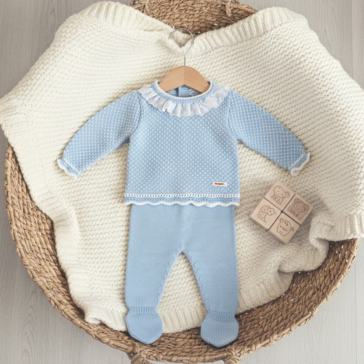 Conjunto de punto perlé para bebé – Azul cielo | Don Algodón DA-9800 (0 a 6 meses)