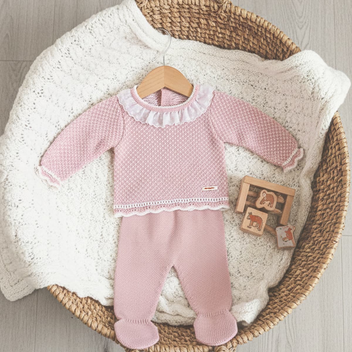 Conjunto de punto perlé para bebé – Maquillaje | Don Algodón DA-9800 (0 a 6 meses)