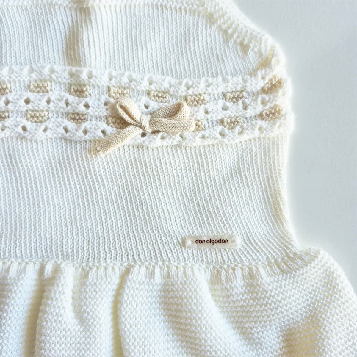 Rana bebé punto perlé crudo DON ALGODÓN DA-982 – Conjunto elegante de algodón para ocasiones especiales (0 a 12 meses)