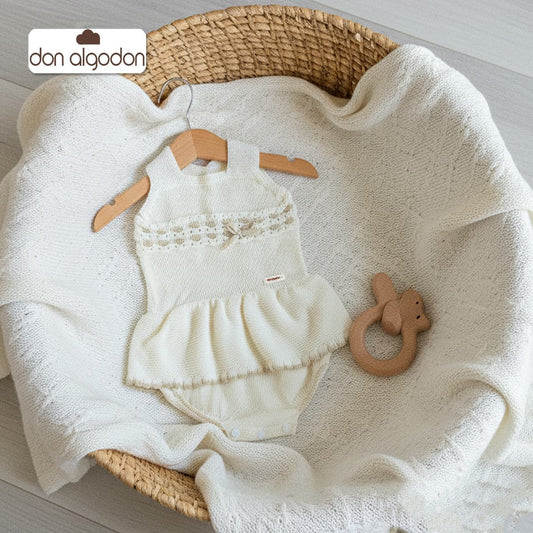 Rana bebé punto perlé crudo DON ALGODÓN DA-982 – Conjunto elegante de algodón para ocasiones especiales (0 a 12 meses)