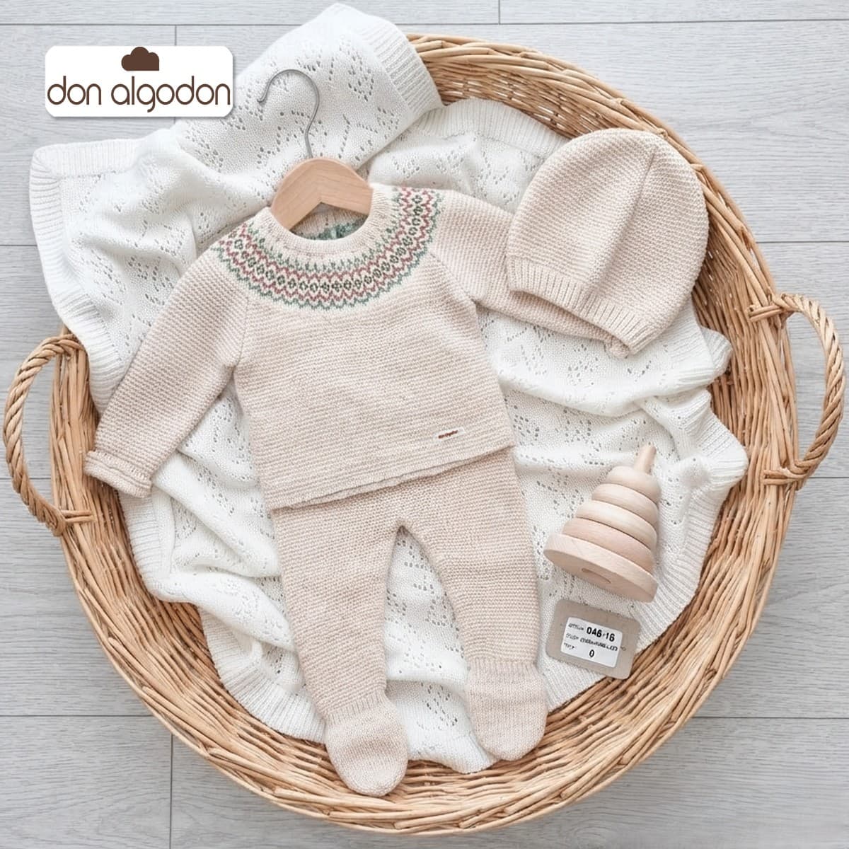 Conjunto de tres piezas para bebé en punto bobo crudo con jersey de cuello labrado, polaina y gorro Don Algodón DAB-1G - Fabricado en España