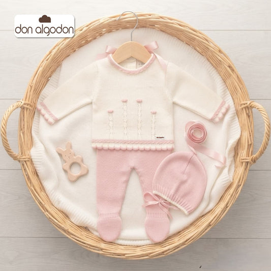 Conjunto de primera puesta de tres piezas en punto bobo crudo y rosa empolvado don algodón Referencia DAB-40600G - Fabricado en España