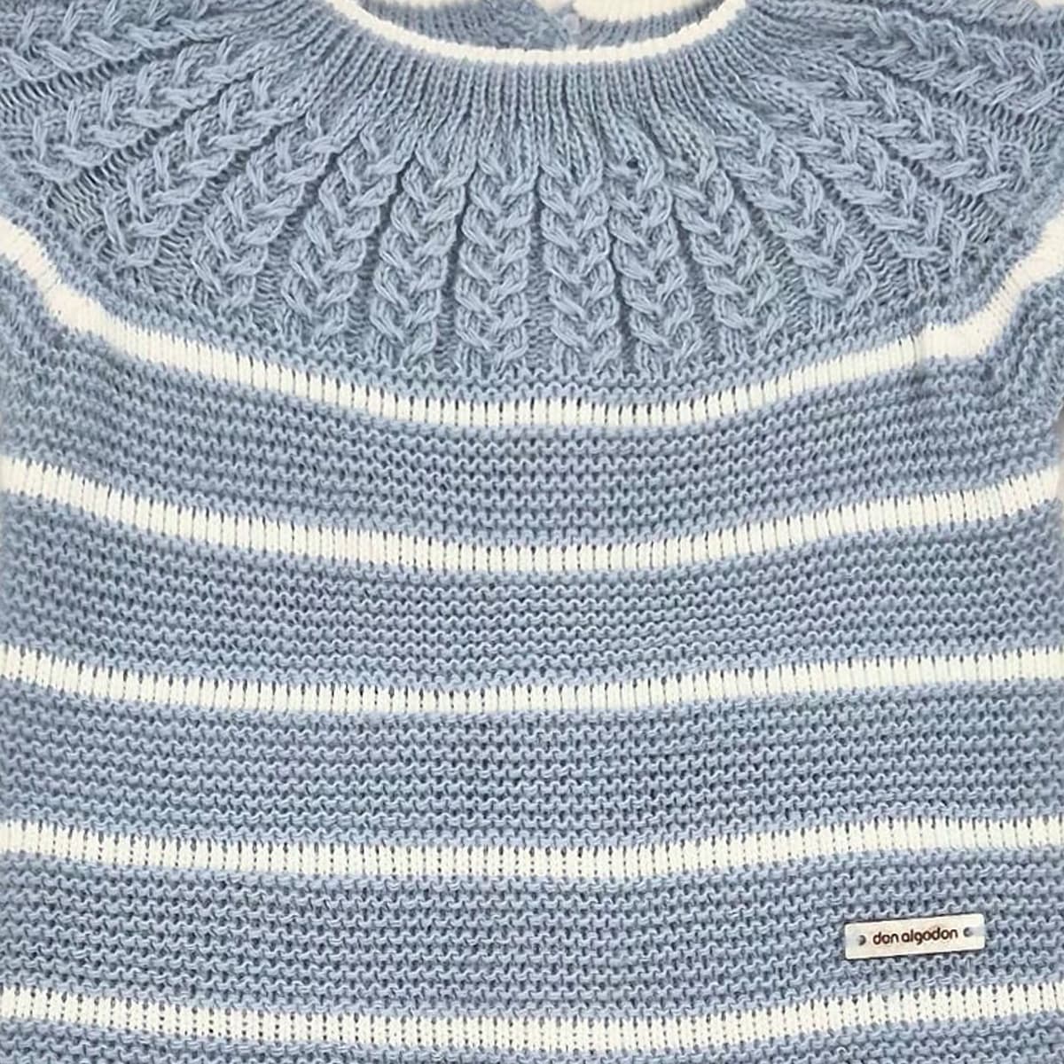 Conjunto de primera puesta de tres piezas en punto bobo azul y blanco con cuello trenzado don algodón Referencia DAB-43G - Fabricado en España