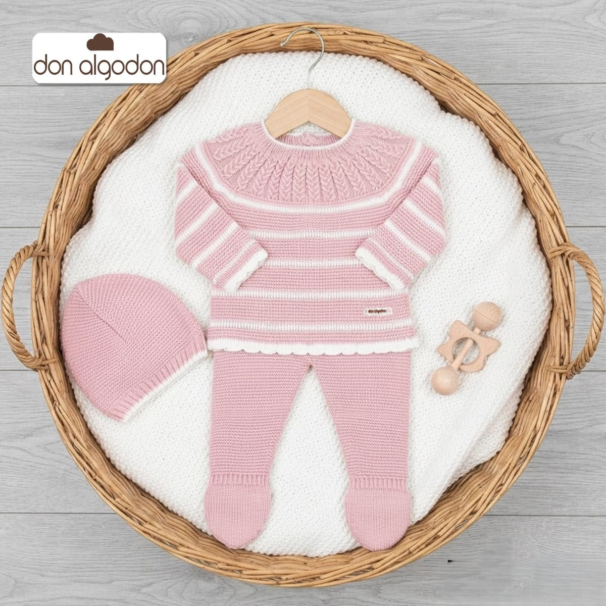 Conjunto de primera puesta de tres piezas en punto bobo rosa empolvado y blanco con cuello trenzado don algodón Referencia DAB-43G - Fabricado en España