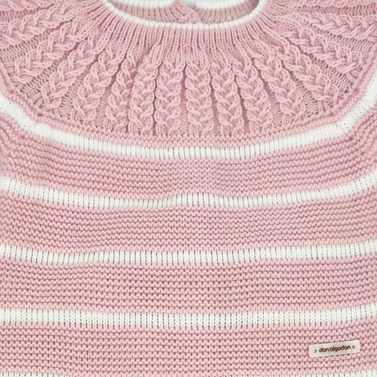 Conjunto de primera puesta de tres piezas en punto bobo rosa empolvado y blanco con cuello trenzado don algodón Referencia DAB-43G - Fabricado en España