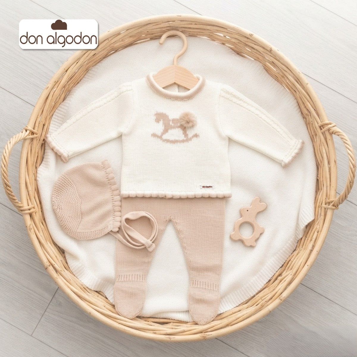 Conjunto de primera puesta de tres piezas en punto bobo con caballito balancín don algodón Referencia DAB-50090G - Fabricado en España