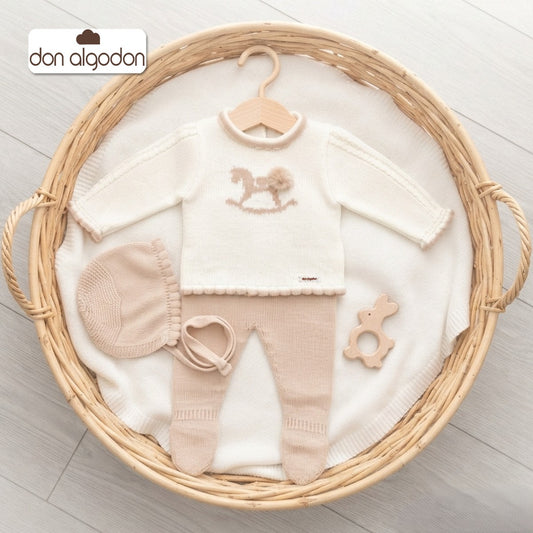 Conjunto de primera puesta de tres piezas en punto bobo con caballito balancín don algodón Referencia DAB-50090G - Fabricado en España