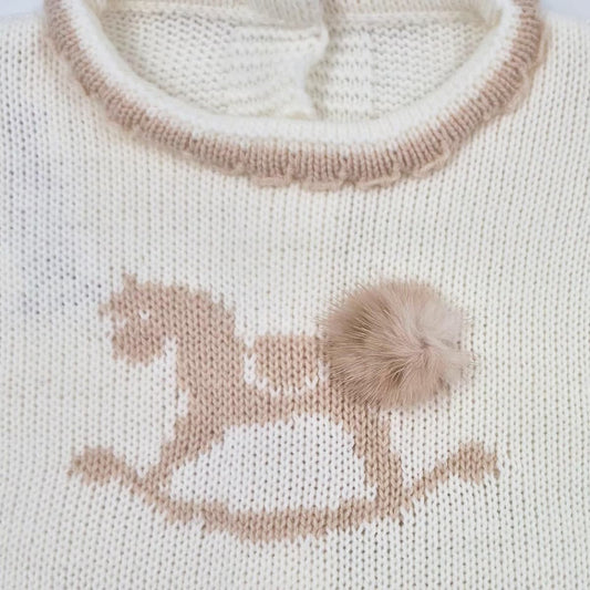 Conjunto de primera puesta de tres piezas en punto bobo con caballito balancín don algodón Referencia DAB-50090G - Fabricado en España