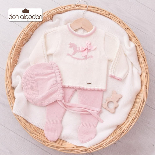 Conjunto de primera puesta de tres piezas en punto bobo rosa con caballito y lazo don algodón Referencia DAB-50090G - Fabricado en España