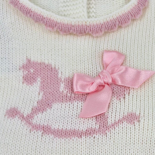 Conjunto de primera puesta de tres piezas en punto bobo rosa con caballito y lazo don algodón Referencia DAB-50090G - Fabricado en España