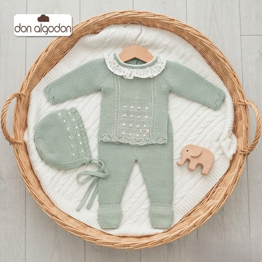 Conjunto de primera puesta de tres piezas en punto bobo verde agua con volante calado don algodón Referencia DAB-50300G - Fabricado en España