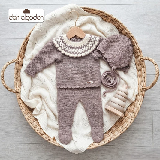 Conjunto de tres piezas para bebé en punto bobo gris y crudo con jersey de cuello labrado, polaina y gorro Don Algodón Referencia DAB-5G - Fabricado en España