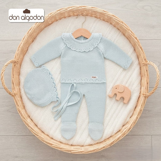 Conjunto de primera puesta de tres piezas en punto bobo azul celeste con cuello festoneado calado don algodón Referencia DAB-6G - Fabricado en España