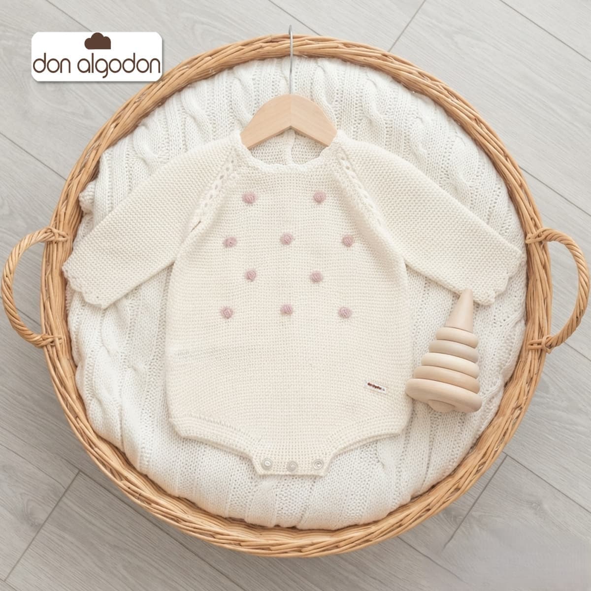 Pelele de punto bobo para bebé con pompones artesanales rosas Don Algodón DAB-8