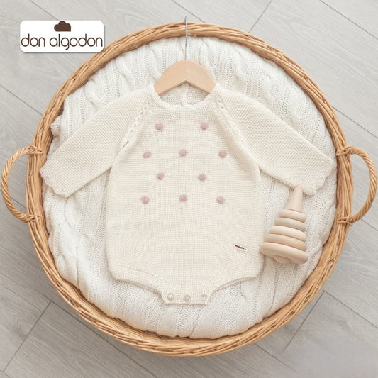 Pelele de punto bobo para bebé con pompones artesanales rosas Don Algodón DAB-8