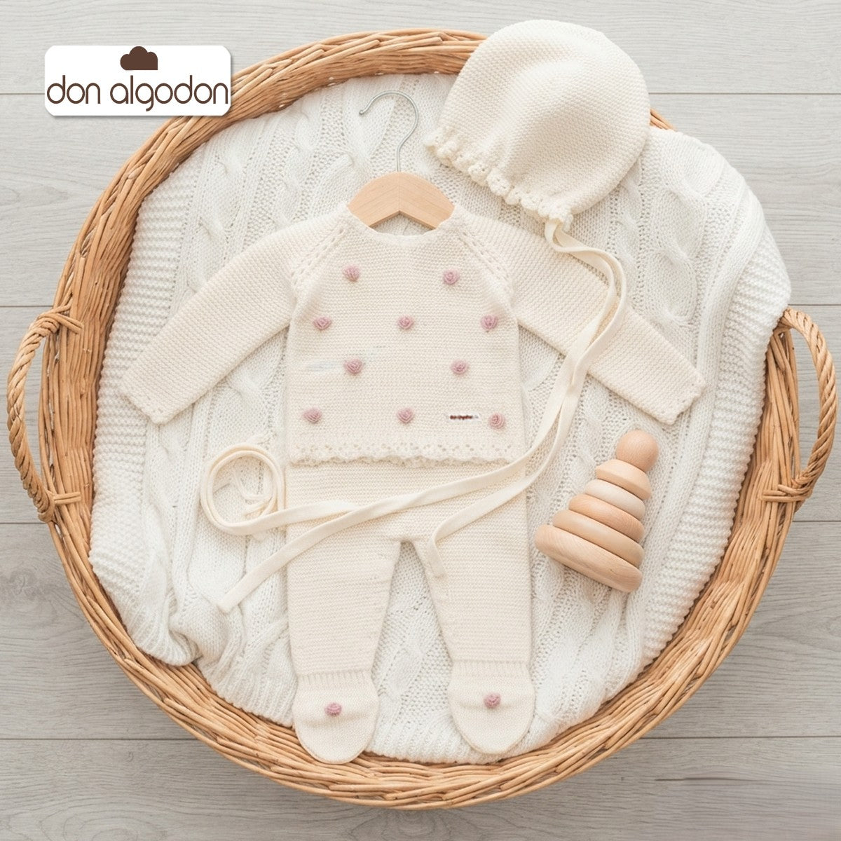 Conjunto de tres piezas de punto bobo Don Algodón con pompones rosas artesanales DAB-8G