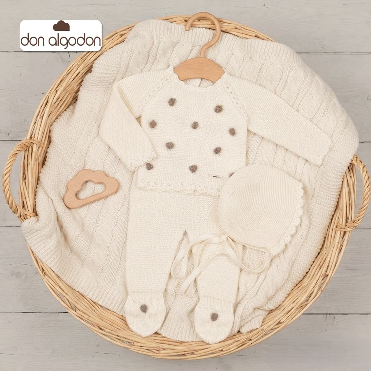 Conjunto de tres piezas de punto bobo Don Algodón con pompones artesanales marrones DAB-8G