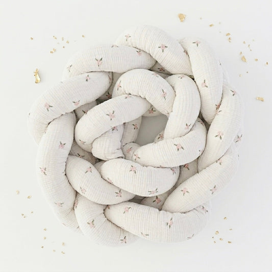Trenza Protectora de Cuna y Cama Artesanal - Muselina Flor Bordada