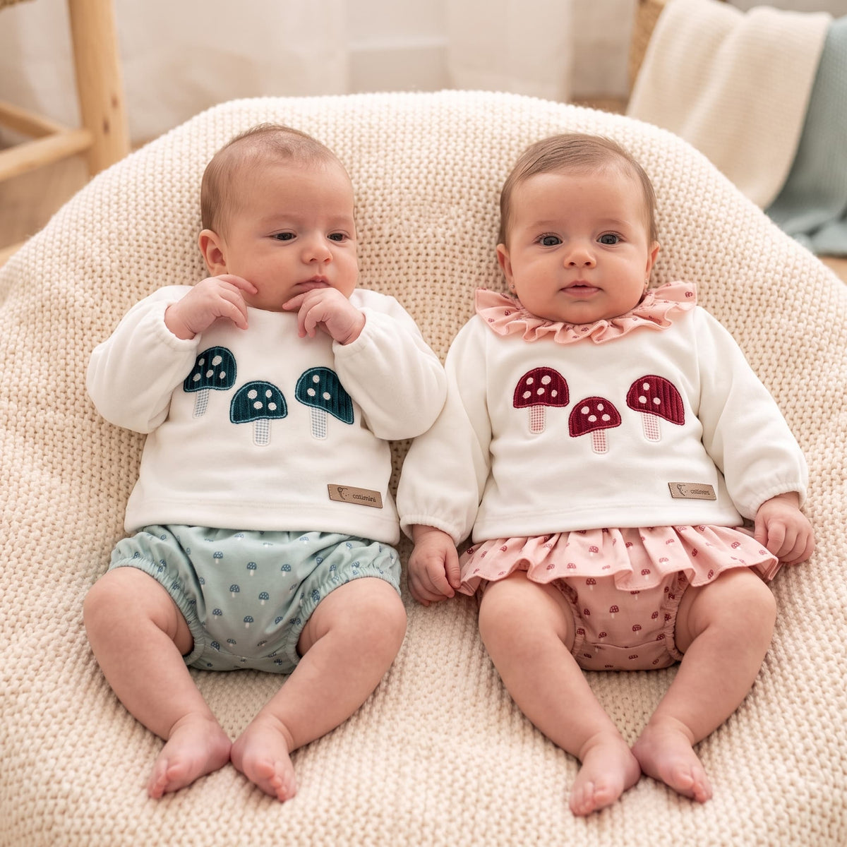 Conjunto para bebé niña de sudadera crudo con setas y pololo con volante Calamaro Caldas 621111381 (Modelo 11381)