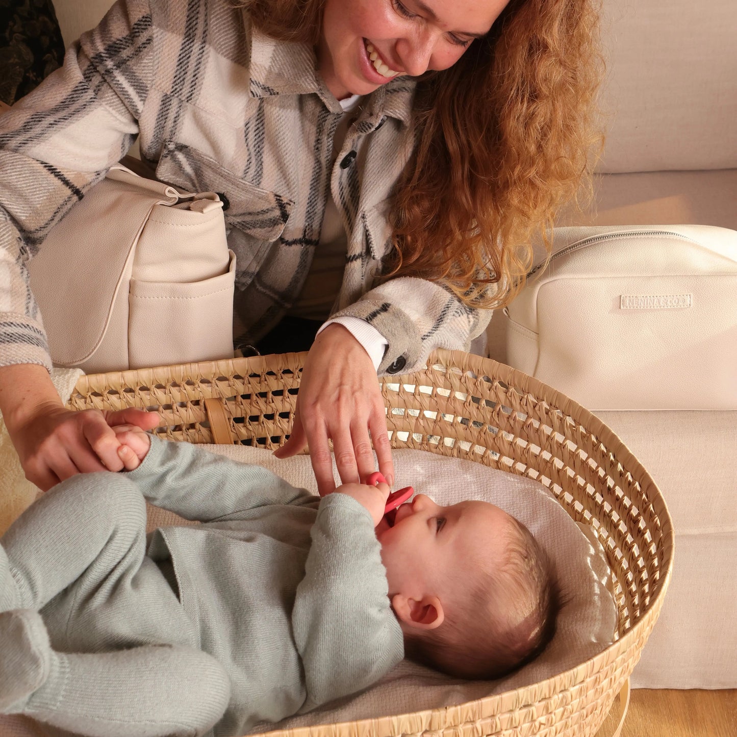 Pack Nacimiento Bebé: Portadocumentos + Neceser de Eco Piel MIREM Dusty Beige | Nenina & Co