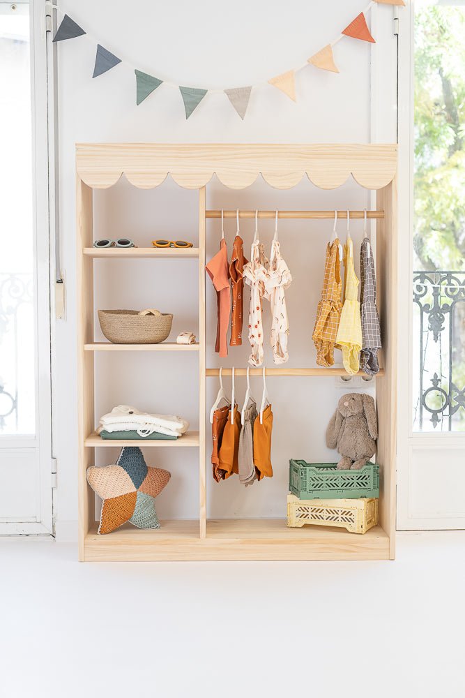 Armario Montessori de madera maciza con perchero y estantes