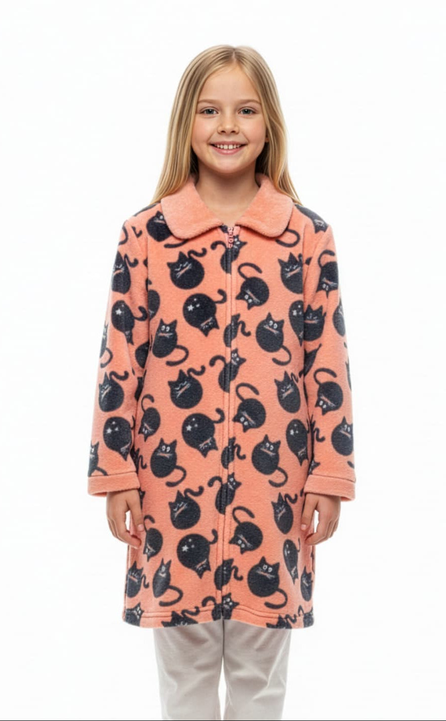 Bata infantil para niña en coralina tono coral con estampado de gatos y cremallera Kinanit 625708135