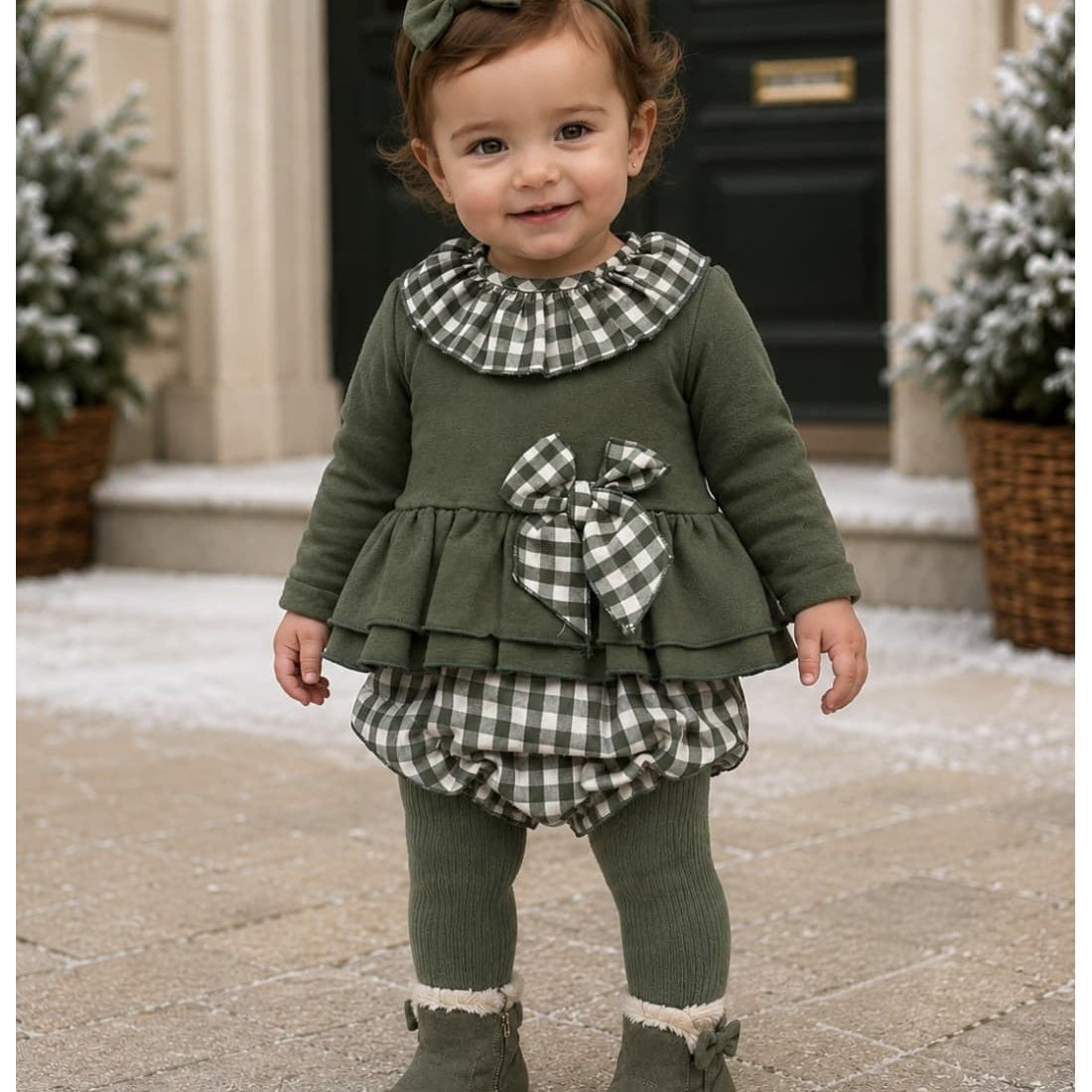 Conjunto de bebé niña de dos piezas con chambrita verde botella, lazo cuadros vichy y braguita Babyferr 622126413 - Fabricado en España