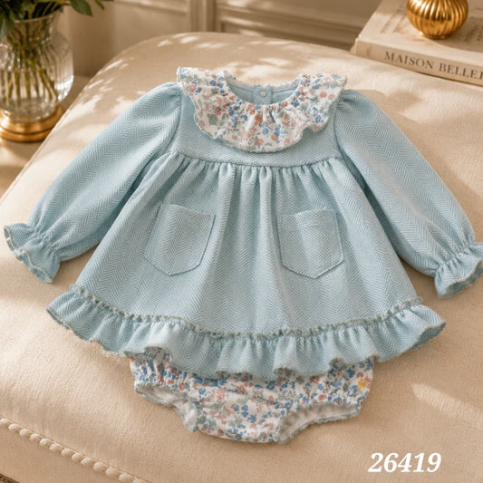 Conjunto de bebé niña de dos piezas con chambrita espiga celeste cuello volante y braguita floral Babyferr 622126419 - Fabricado en España