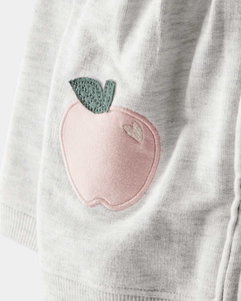 Conjunto 3 piezas cárdigan gris con manzana, body y pantalón