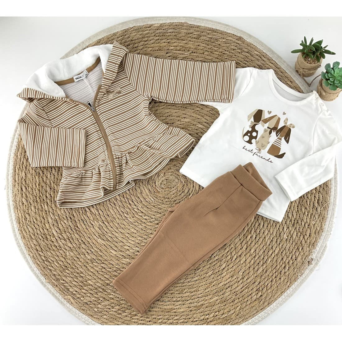 Conjunto de 3 peças para bebé menina com casaco, t-shirt e calças – Riscas e tons naturais 522102272 (12 a 36 meses)