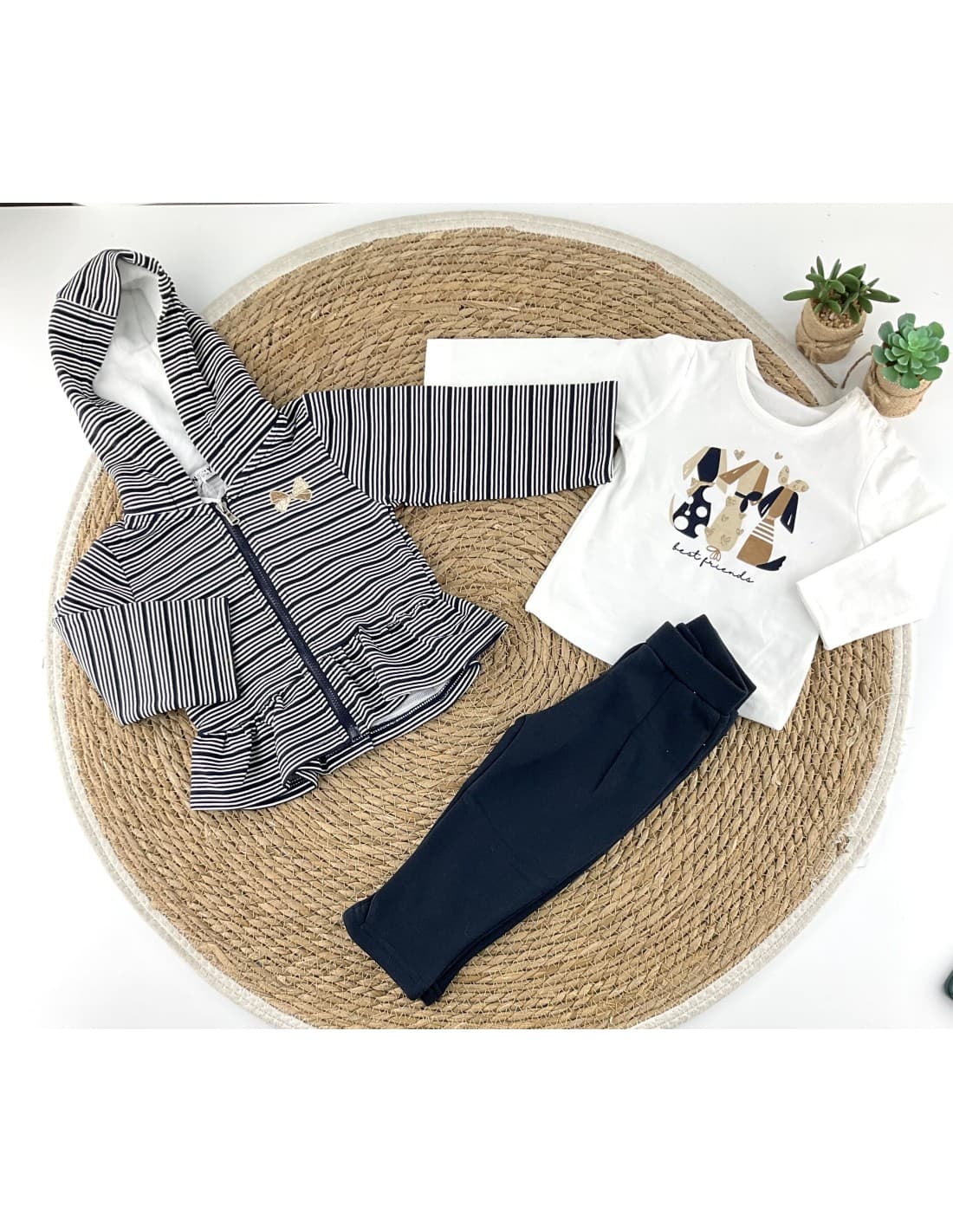 Conjunto de 3 peças para bebé menina com casaco, t-shirt e calças – Riscas e tons naturais 522102272 (12 a 36 meses)
