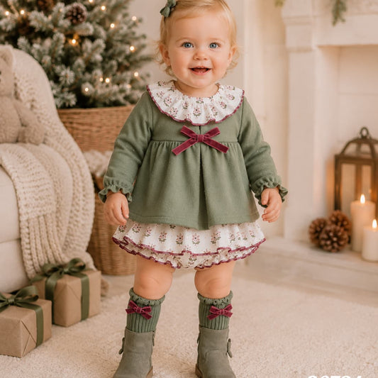 Conjunto de bebé niña de dos piezas con blusón verde empolvado lazo terciopelo y braguita floral con volantes Babyferr 622126734 - Fabricado en España