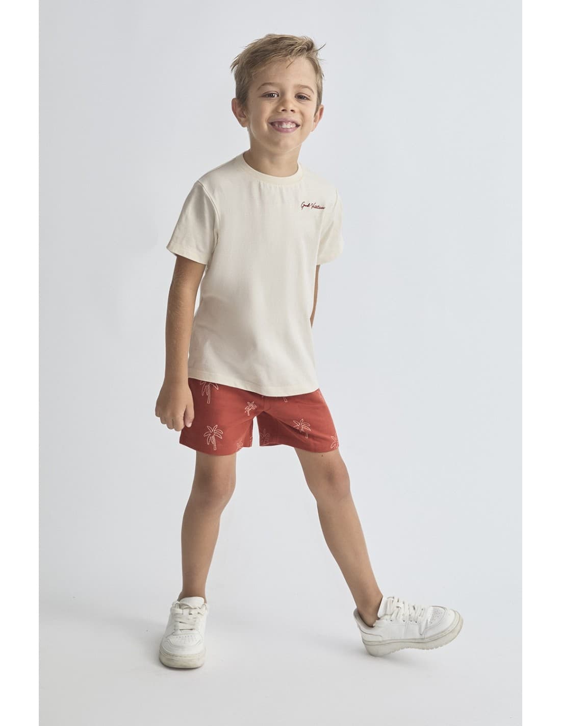 Conjunto infantil de niño con camiseta beige y bermuda coral estampada 622064014