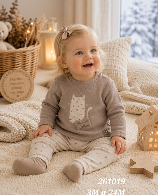 Conjunto de bebé niña de dos piezas con camiseta gatito en tono topo y pantalón estampado Babybol 261019