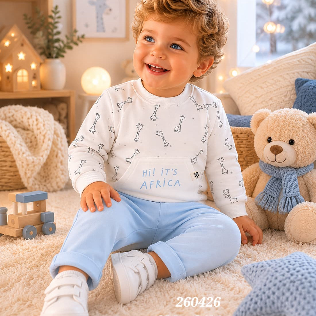 Conjunto de bebé niño de dos piezas con sudadera jirafas bolsillo canguro y pantalón celeste perchado Babybol 260426