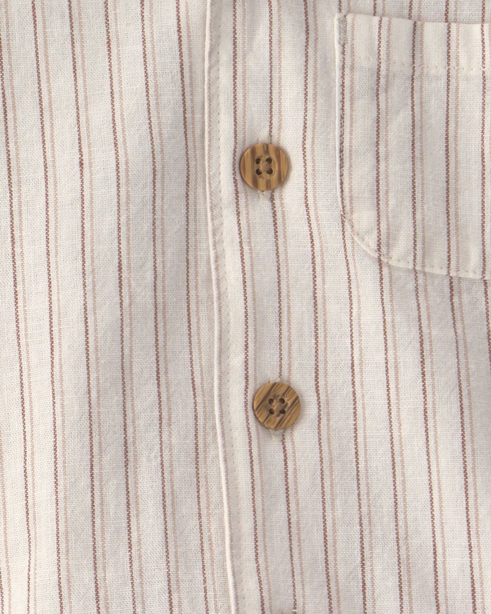 Conjunto dos piezas camisa y pantalón corto de lino, diseño a rayas crema