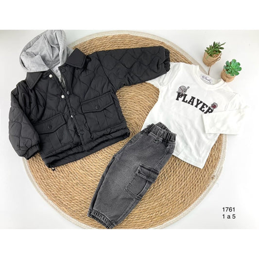 Conjunto de 3 peças para menino com casaco, t-shirt e calças de ganga estilo jogador 522101761 (1 a 5 anos)
